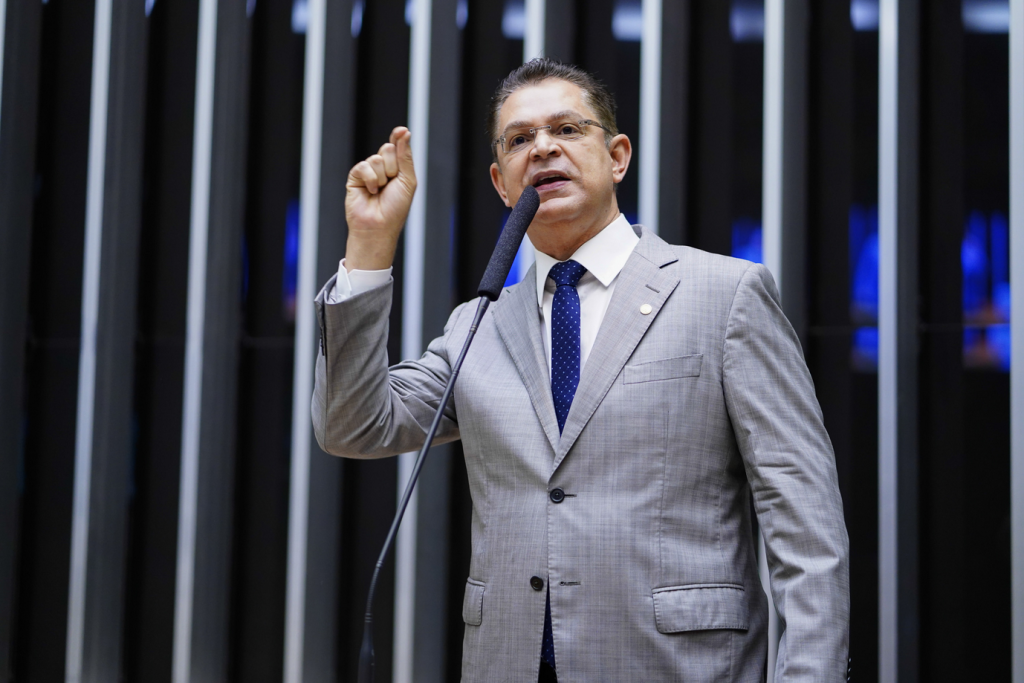 Sóstenes pressiona por anistia após dia 12