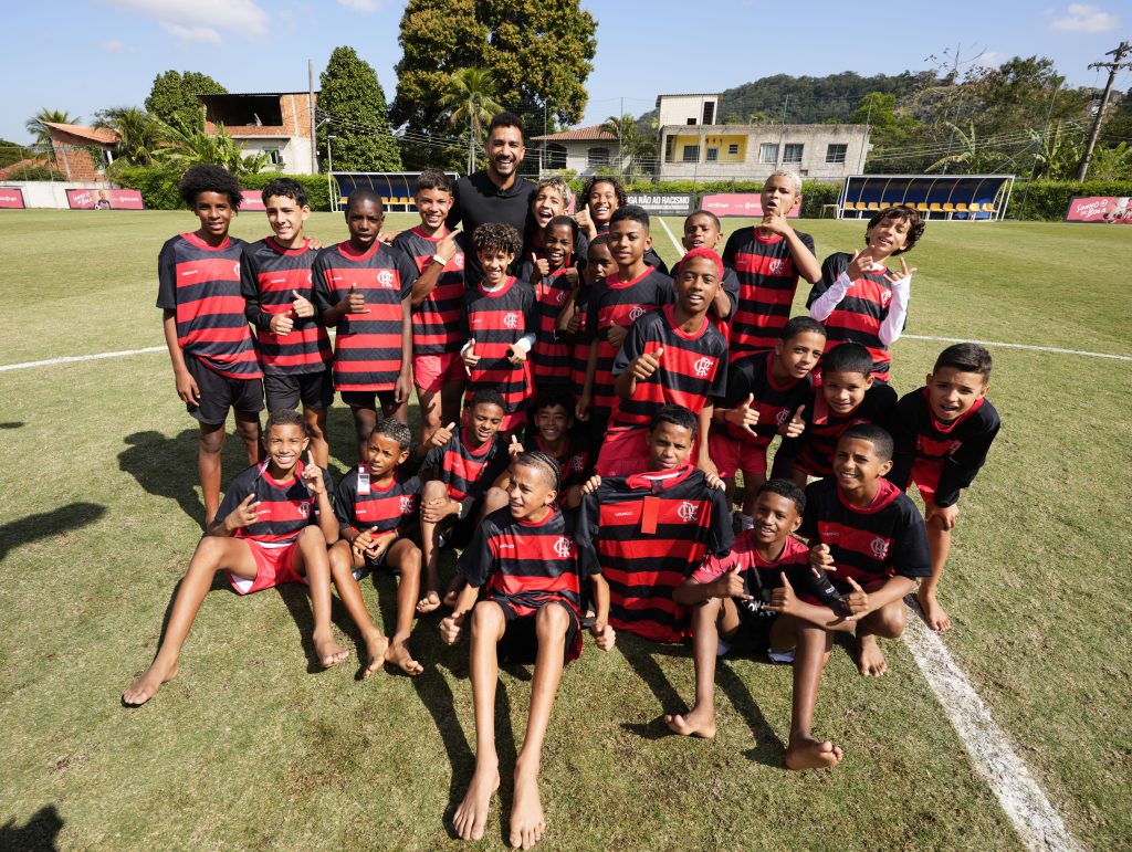 Danilo, do Flamengo, emociona crianças do Projeto Sonho de Bola