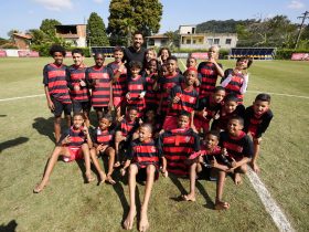 Danilo, do Flamengo, emociona crianças do Projeto Sonho de Bola