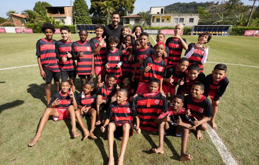 Danilo, do Flamengo, emociona crianças do Projeto Sonho de Bola