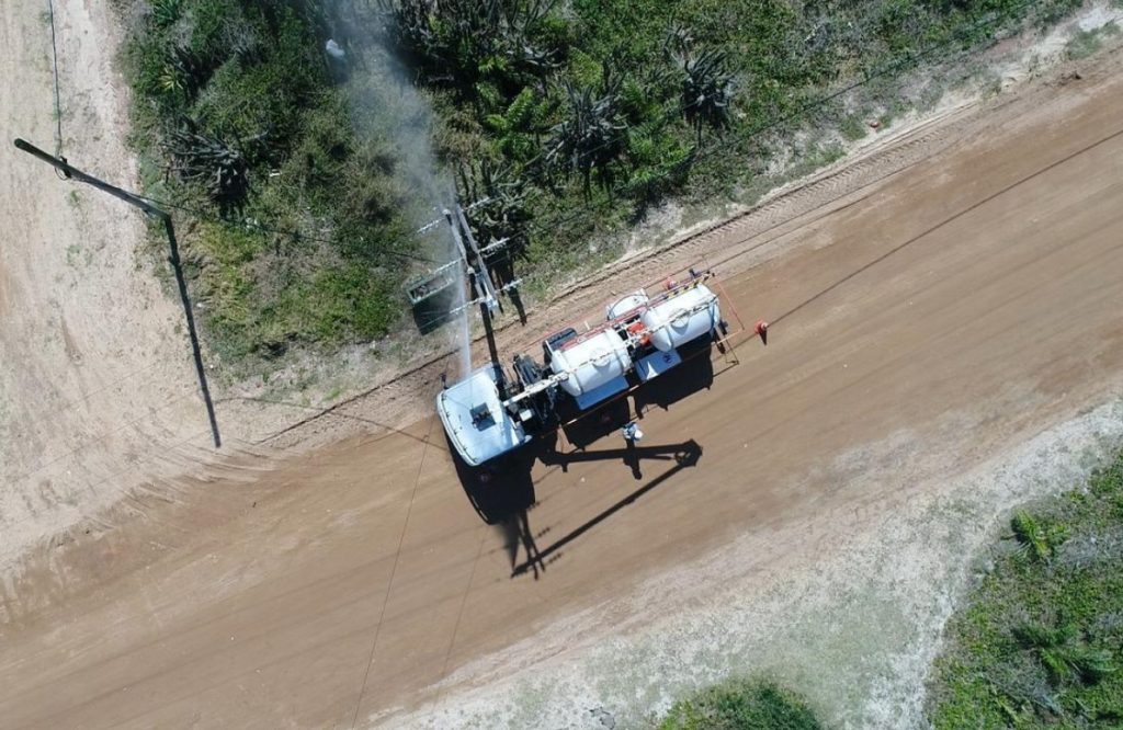 Enel reforça limpeza da rede elétrica no litoral fluminense