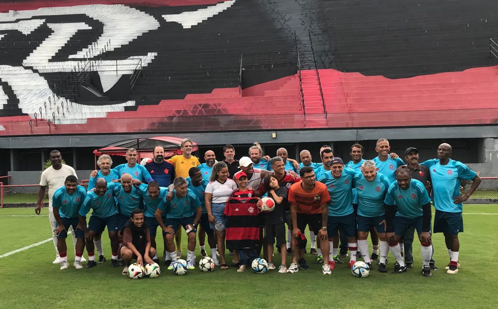 Menino que enfrenta Câncer visita Gávea e ganha camisa do Flamaster