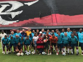 Menino que enfrenta Câncer visita Gávea e ganha camisa do Flamaster