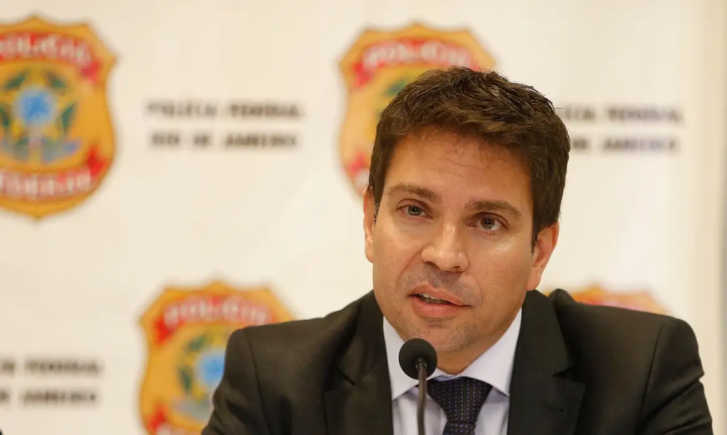 O delegado atrás das grades