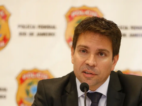 O delegado atrás das grades