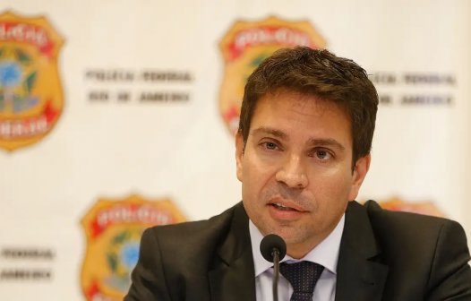 O delegado atrás das grades