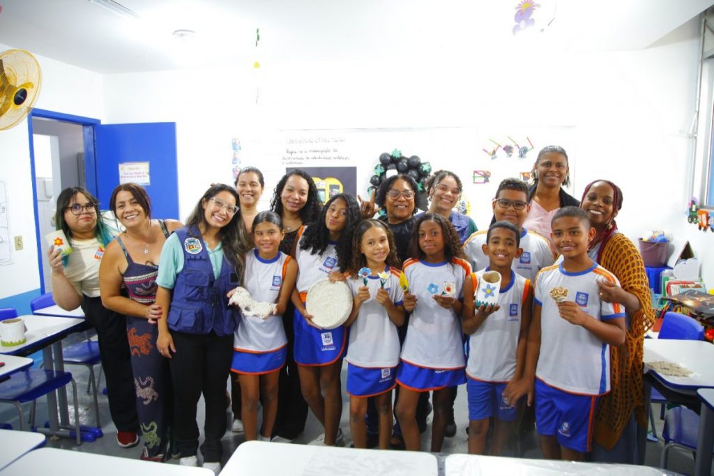 Alunos surdos transformam bitucas em arte sustentável