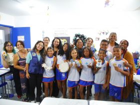 Alunos surdos transformam bitucas em arte sustentável