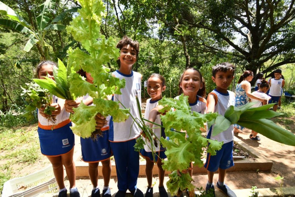 Colheita escolar rende “ceia antecipada” em Nova Iguaçu