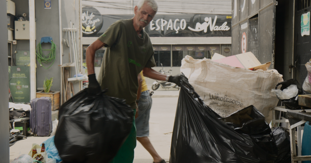 Documentário revela trajetória de catadores e desafios da reciclagem