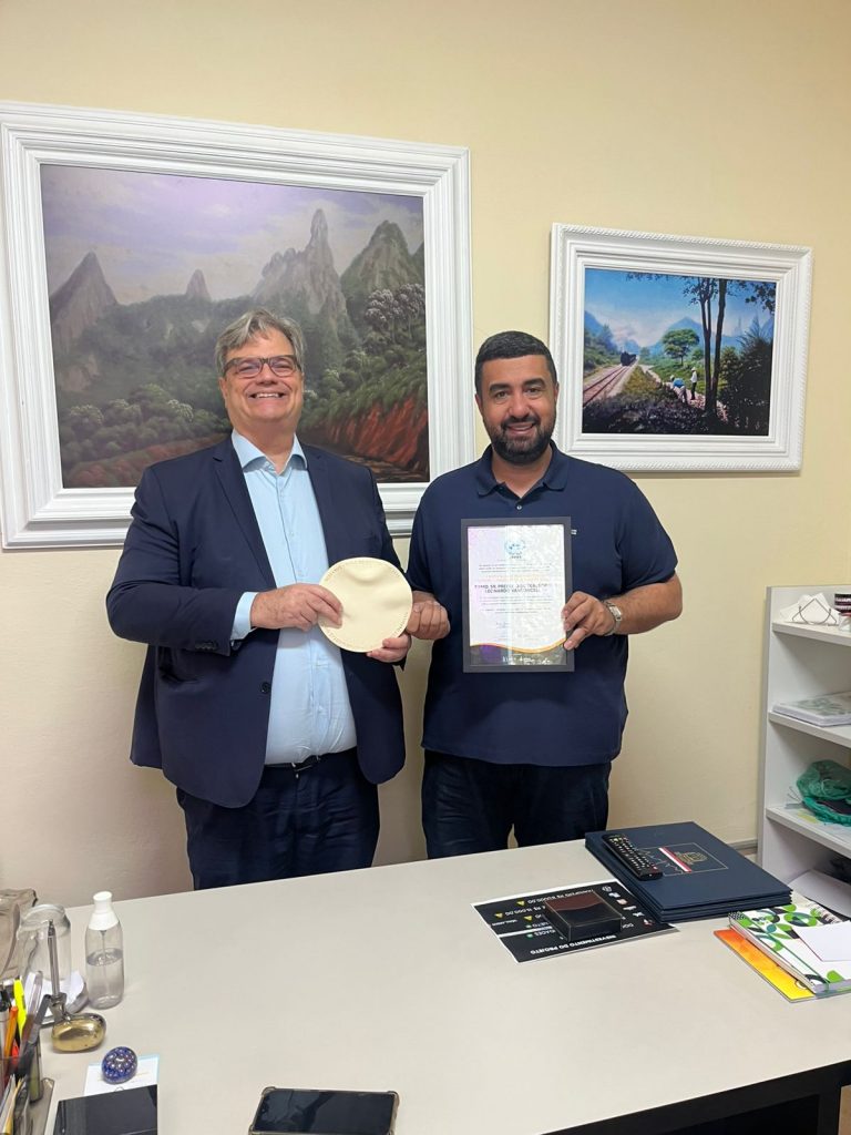 Prefeito de Teresópolis recebe destaque da ANUBRA