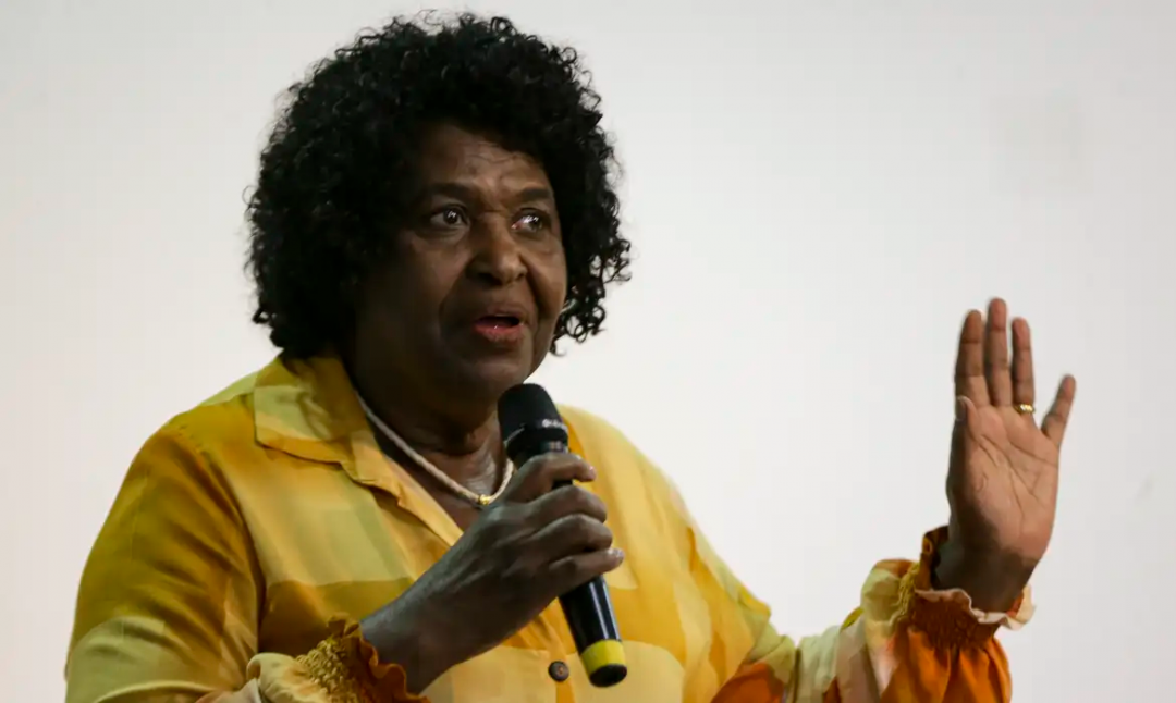 Neguinho fora, Benedita dentro!