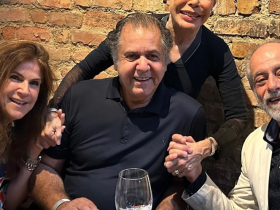 O ano, as mãos, a mureta e Dona Quininha