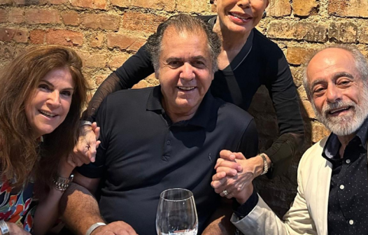 O ano, as mãos, a mureta e Dona Quininha