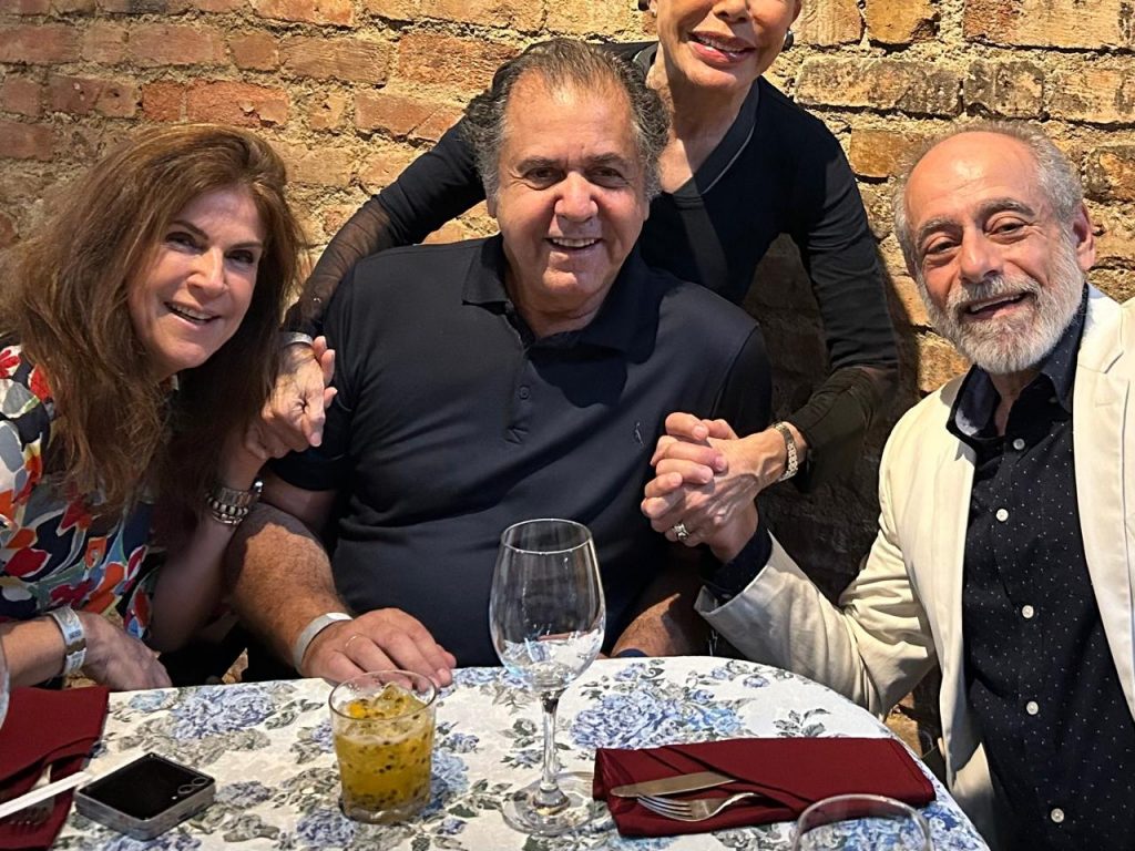 O ano, as mãos, a mureta e Dona Quininha