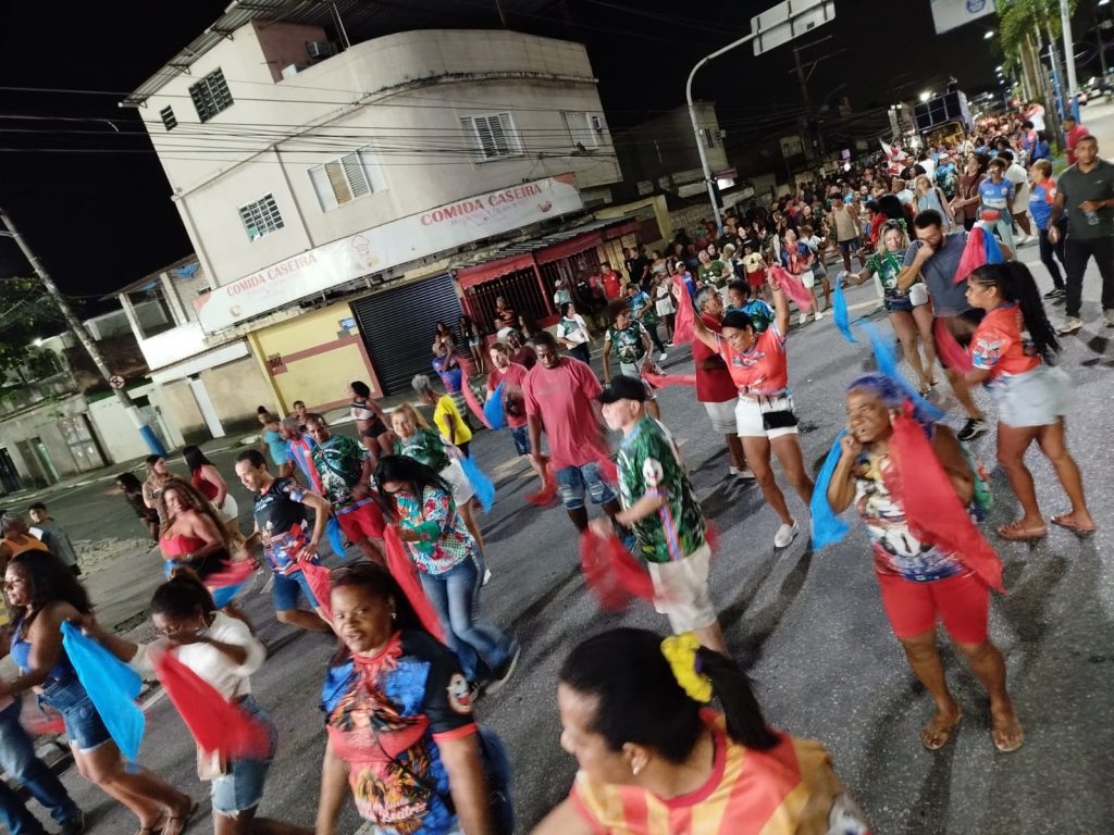 Inocentes de Belford Roxo faz primeiro ensaio de rua do ano