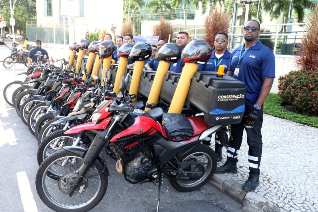 Motocicletas são usadas para agilizar ações contra alagamentos no Rio
