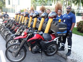 Motocicletas são usadas para agilizar ações contra alagamentos no Rio