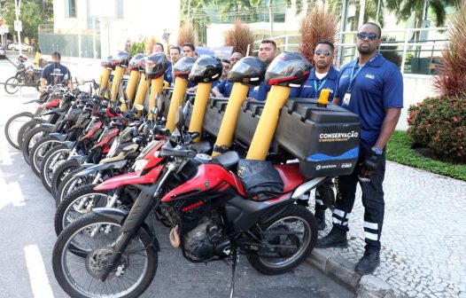 Motocicletas são usadas para agilizar ações contra alagamentos no Rio