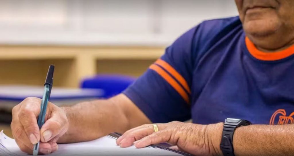 Petrópolis abre matrículas para a EJA em 2026