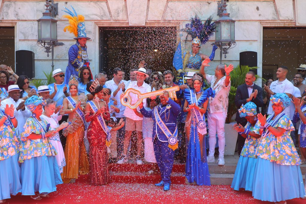 Carnaval do Rio faz história com hotéis lotados e turismo aquecido