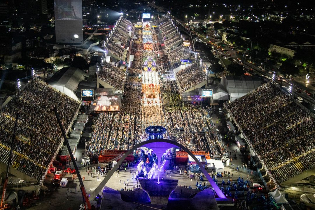 Grupo especial tem disputa acirrada e folia de rua entra na reta final