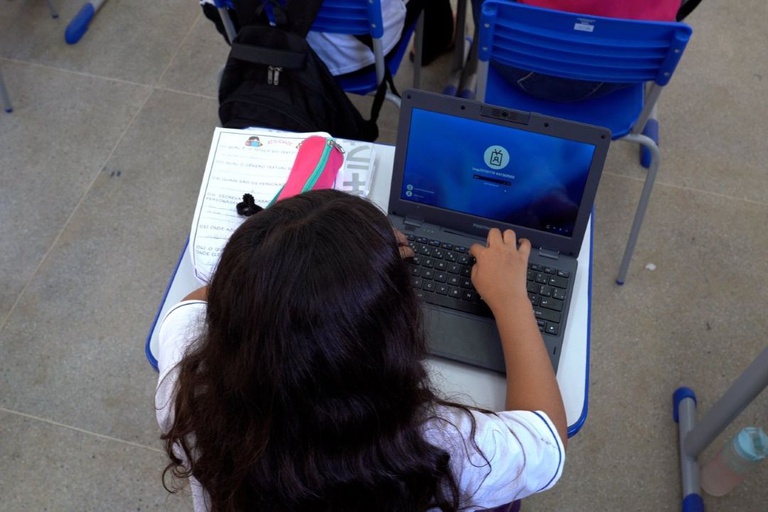 Acesso à internet em escolas da rede pública do Rio de Janeiro chega a 99%