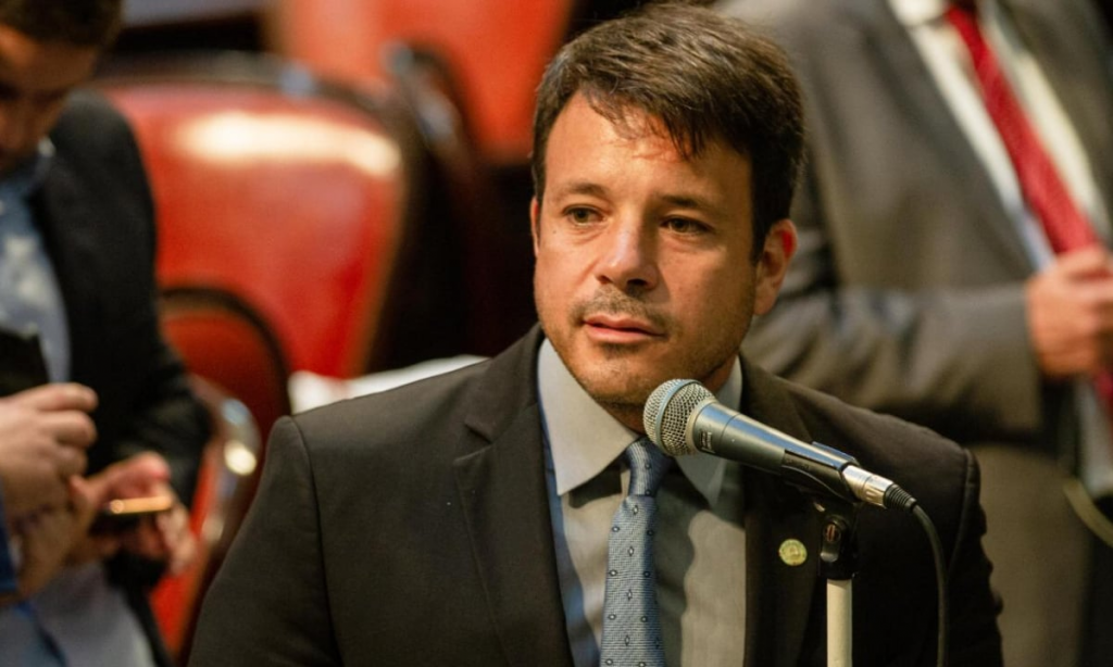 Caiado em andar mais alto