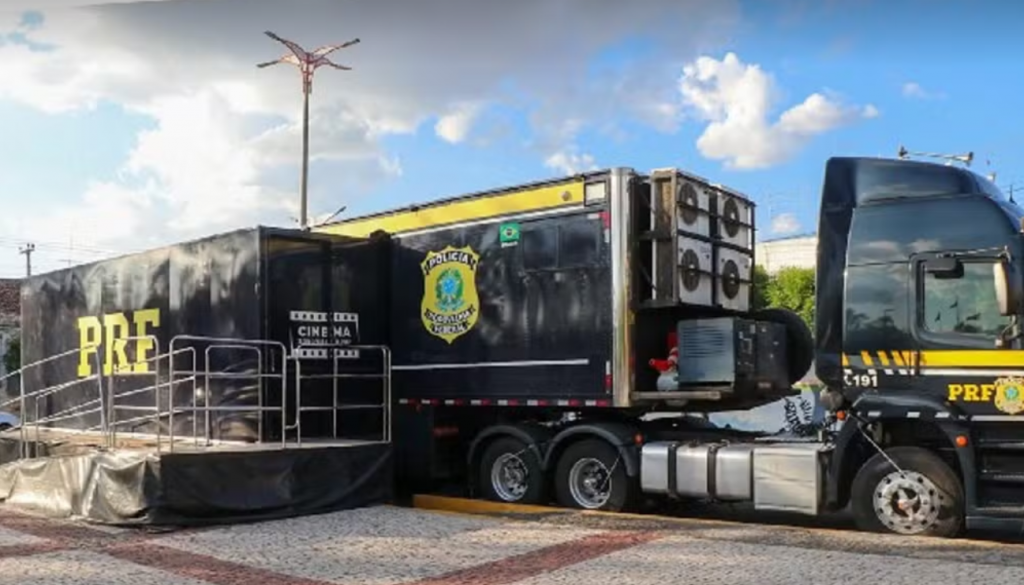 Carreta Cinema da PRF chega a Macaé com programação educativa gratuita