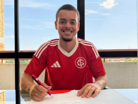 Diego Ahmed veste a camisa e assina com o Inter