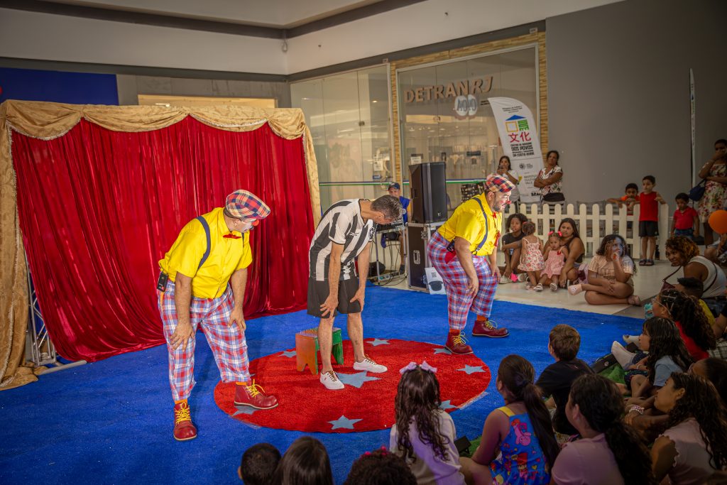 Turma Em Cena leva circo-teatro gratuito a cidades do Sudeste