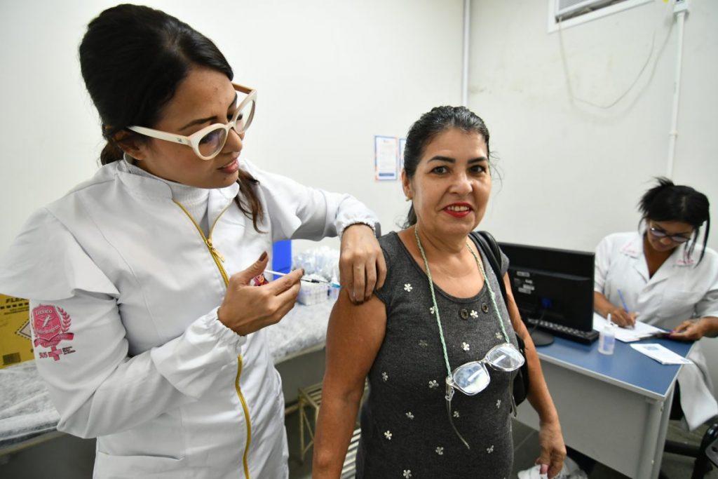 Nova Iguaçu vacina mais de 4,5 mil contra gripe em um dia