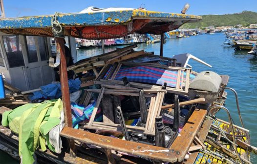 Operação retira quatro toneladas de materiais irregulares na Praia do Forno