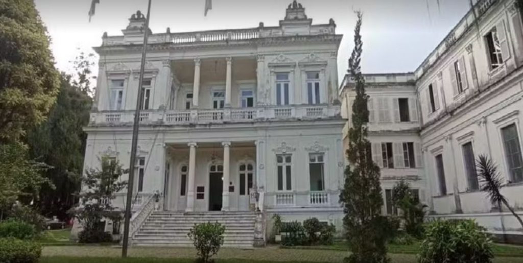 Petrópolis entrega novos cartões do Cesta Cheia