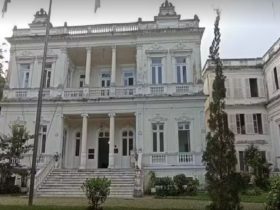 Petrópolis entrega novos cartões do Cesta Cheia