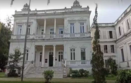 Petrópolis entrega novos cartões do Cesta Cheia