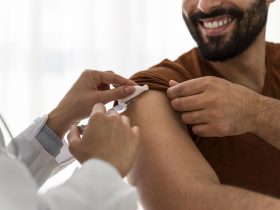 Quatis retoma vacinação contra gripe e amplia público-alvo