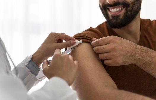 Quatis retoma vacinação contra gripe e amplia público-alvo