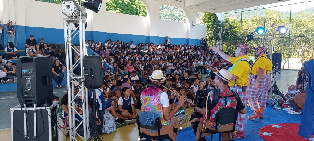 Turma Em Cena leva circo-teatro e oficinas a Mangaratiba