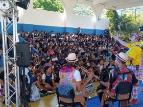 Turma Em Cena leva circo-teatro e oficinas a Mangaratiba