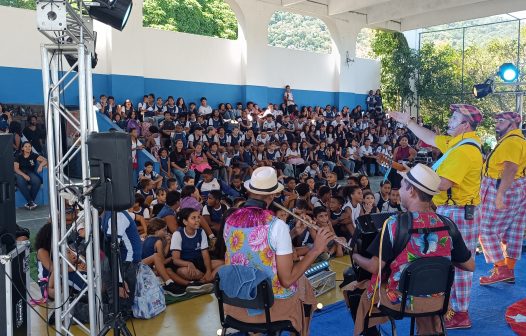 Turma Em Cena leva circo-teatro e oficinas a Mangaratiba