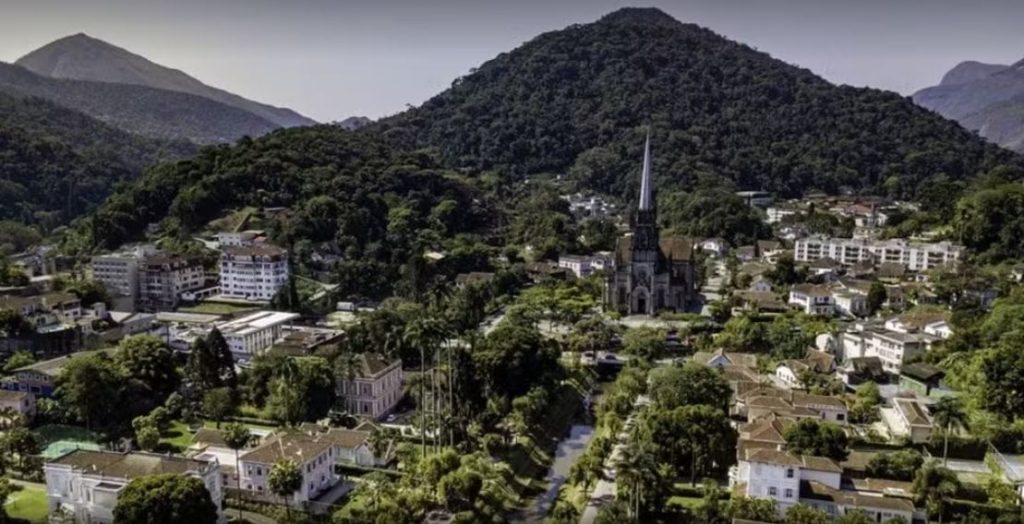 Interdição na Rua Dom Pedro altera trânsito no Centro de Petrópolis