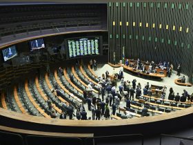 Oposição de mãos atadas