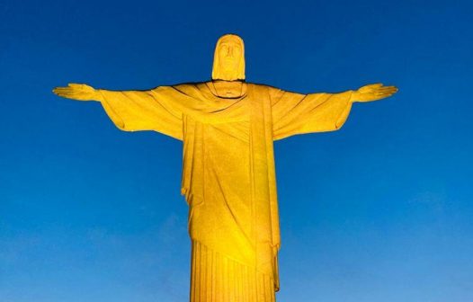 Cristo Redentor recebe iluminação do Maio Amarelo