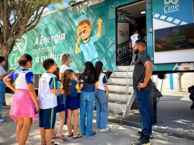 Itaboraí recebe o Cine Petrobras com sessões gratuitas em carreta adaptada