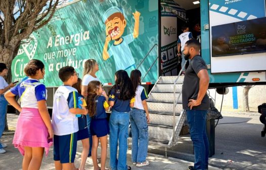 Itaboraí recebe o Cine Petrobras com sessões gratuitas em carreta adaptada