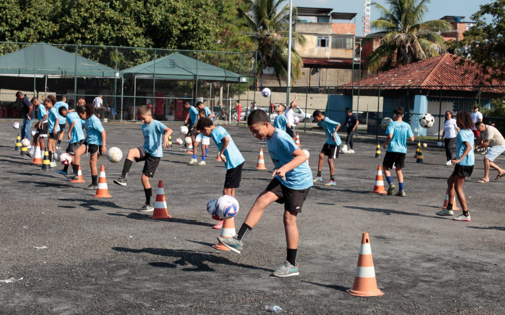 Novo recorde de embaixadinhas com alunos da Vila Olímpica de Ramos é reconhecido pelo Guinness