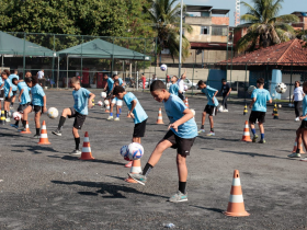 Novo recorde de embaixadinhas com alunos da Vila Olímpica de Ramos é reconhecido pelo Guinness