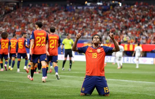 Espanha enfim “entra em campo” com goleada na Copa
