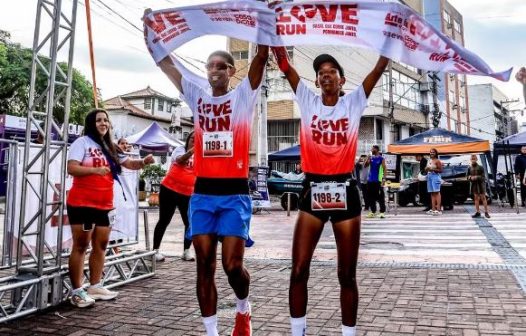 Love Run reúne 700 corredores e tem pedido de casamento em Cabo Frio